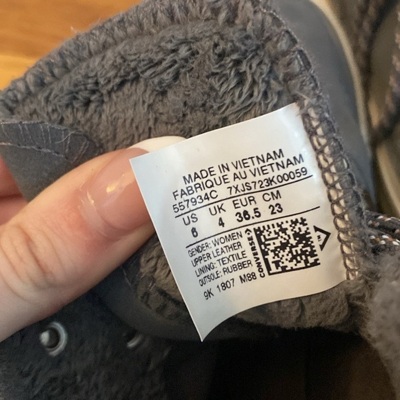 Converse Women’s Gray Fur Lined Sneakers Size 6 - Picture 8 of 8